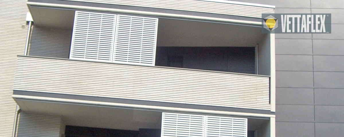 Frangisole in PVC fisso o scorrevole. Ombreggiante. Adatto per balconi. Grandi dimensioni. Conforme alle normative sulla Detrazione Fiscale.